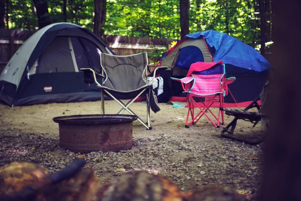 Quels sont les conseils pour camper en toute sécurité en région de montagnes rocheuses en été avec des enfants?