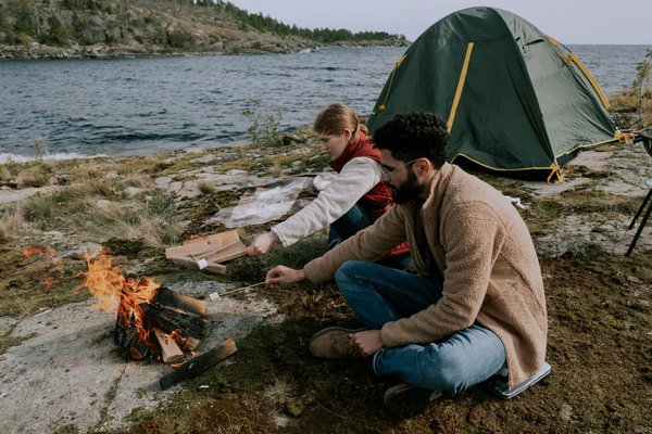 Quels sont les équipements indispensables pour un camping en région de forêts denses en été ?